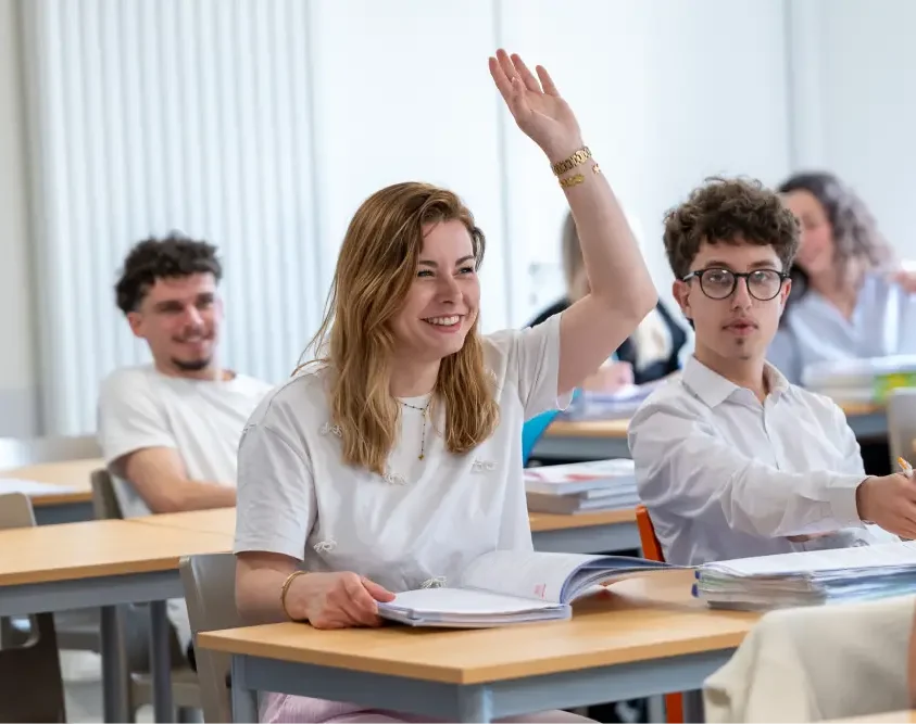 Etudiant participant activement a un cours de BTS au PSB Saint-Brieuc